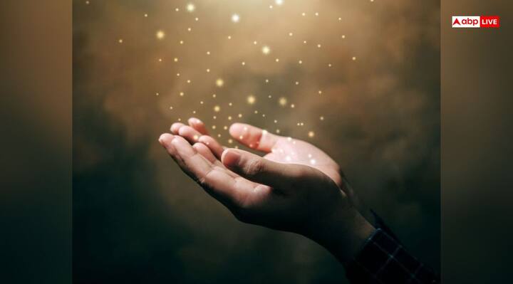 हथेलियों के करें दर्शन: धार्मिक मान्यता के अनुसार हथेलियों में लक्ष्मी, सरस्वती और विष्णु का वास होता है. इसलिए ब्रह्म मुहूर्त में उठकर सबसे पहले अपने हथेलियों के दर्शन करें और कर दर्शन मंत्र का जाप करें. “कराग्रे वसते लक्ष्मी, करमध्ये सरस्वती, करमूले स्थितो ब्रह्मा प्रभाते करदर्शनम्”