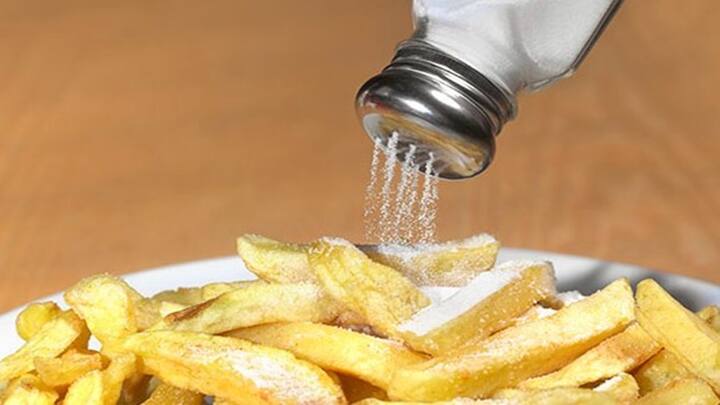 જો તમારે લાંબા આયુષ્ય માટે સ્વસ્થ રહેવું હોય તો શારીરિક રીતે સક્રિય રહેતા શીખો. દરરોજ જમતા પહેલા તમારી પ્લેટને ધ્યાનથી જુઓ. તમે શું ખાઓ છો અને તેનાથી શરીરને કેટલો ફાયદો થશે કે નુકસાન થશે. ભારતીયો વધુ મીઠું લે છે. મીઠામાં સોડિયમ હોય છે. વધુ પડતું મીઠું ખાવાથી શરીરનું સોડિયમ સંતુલન બગડે છે અને સ્નાયુઓમાં દુખાવો, ખેંચાણ, સુસ્તી, બેચેની, પાચનની સમસ્યાઓ અને અનિયમિત હૃદયના ધબકારા સાથે બ્લડ પ્રેશરમાં વધારો થાય છે.