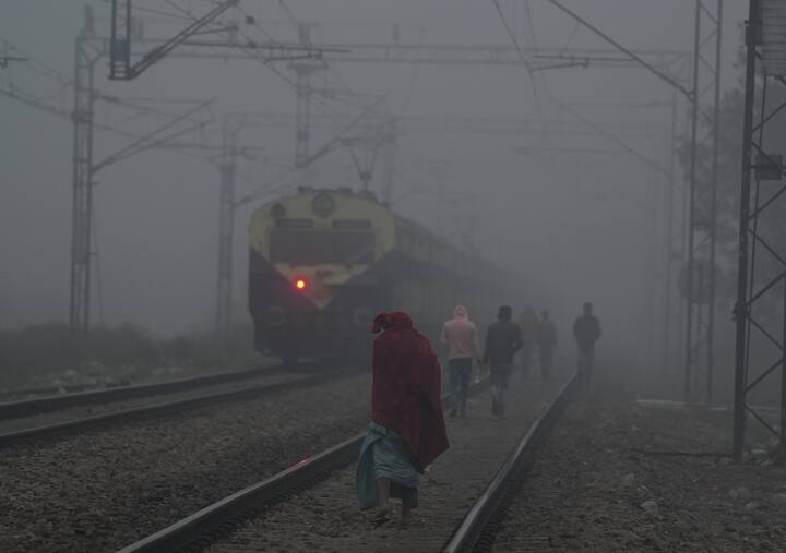 दिन में हल्की धूप निकलने का अनुमान है लेकिन इसी के साथ शीतलहर जैसी स्थिति सुबह और शाम के वक्त बनी रहेगी. दिल्ली में दो दिन तक हुई बारिश के बाद न्यूनतम तापमान में लगातार शीतलहर के साथ गिरावट देखी जा रही है.