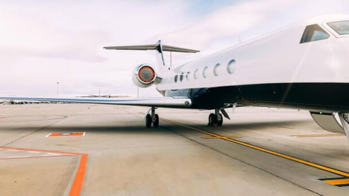 वहीं टायरों में नाइट्रोजन गैस भरी जाती है, जिससे अमूमन कभी नहीं फटते हैं. क्योंकि इन टायरों में घर्षण के कारण आग लगने की संभावना नहीं होती है. इसलिए तेज रफ्तार के साथ जमीन पर उतरते हवाई जहाज के टायर घर्षण के बावजूद भी गर्म होकर फटते नहीं हैं.