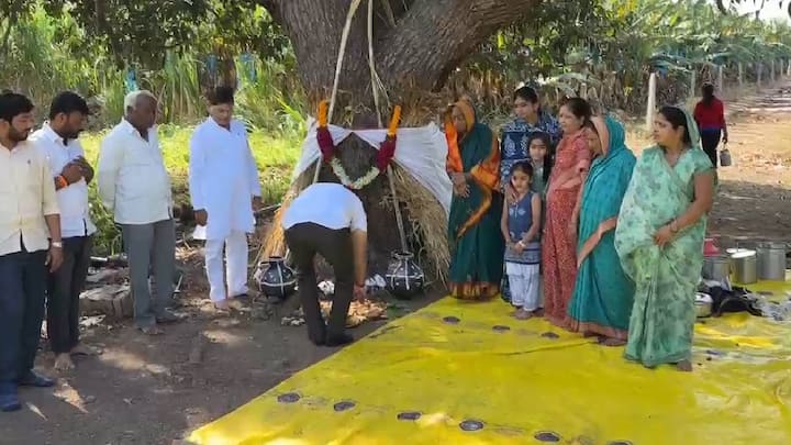 महाराष्ट्राच्या ग्रामीण भागात शेतातील काळ्या आईचे ऋण फेडण्यासाठी आज तिची मनोभावे पूजा केली जाते, आज गावातील सर्व लहान थोर शेतात जाऊन वन भोजनाचा आनंद लुटतात.