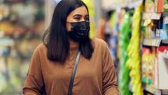 कंधे पर बासमती चावल का थैला टांगे दिखी अमेरिकी महिला, यूजर्स बोले, डंका बज रहा है