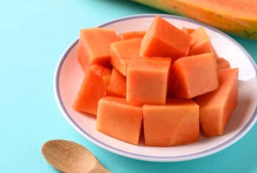 પપૈયું એક સ્વાદિષ્ટ અને પૌષ્ટિક ફળ છે જેમાં વિટામિન A, C અને K, ફોલિક એસિડ, પોટેશિયમ અને મેગ્નેશિયમ જેવા ઘણા જરૂરી પોષક તત્વો હોય છે. આ પોષક તત્વોના કારણે તે સ્વાસ્થ્ય માટે ખૂબ જ ફાયદાકારક માનવામાં આવે છે. તેનાથી કબજિયાતની સમસ્યા દૂર થાય છે અને ત્વચાને પણ ઘણો ફાયદો થાય છે. તે વજન ઘટાડવામાં પણ ખૂબ મદદરૂપ થઈ શકે છે. જો કે, પપૈયું ખાવું કેટલાક લોકો માટે હાનિકારક હોઈ શકે છે. આ લેખમાં આપણે જાણીશું કે કયા લોકોએ પપૈયું ખાવાનું ટાળવું જોઈએ.