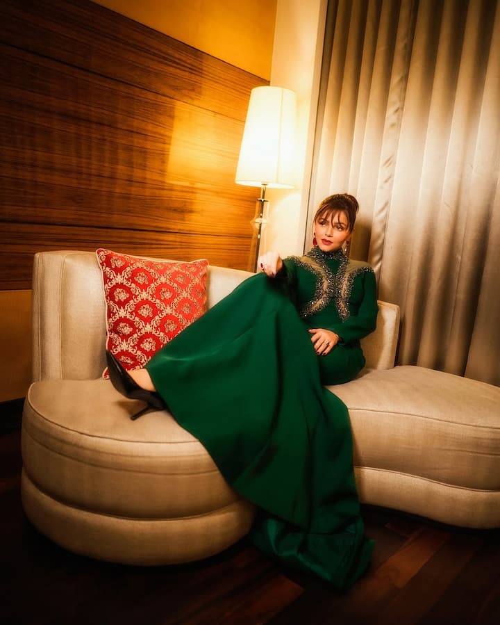 Rubina paired her outfit with black heeled pumps that added the perfect touch of glamour to her look.