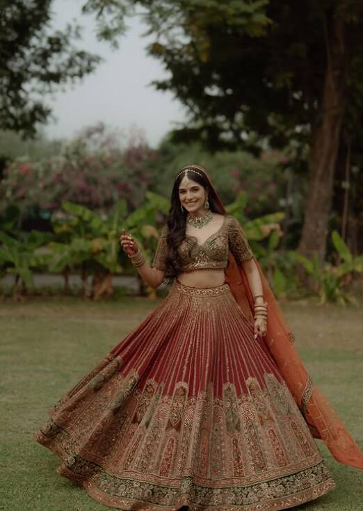 Tanvi, who became a bride, is looking very happy while flaunting her bridal lehenga in this picture.