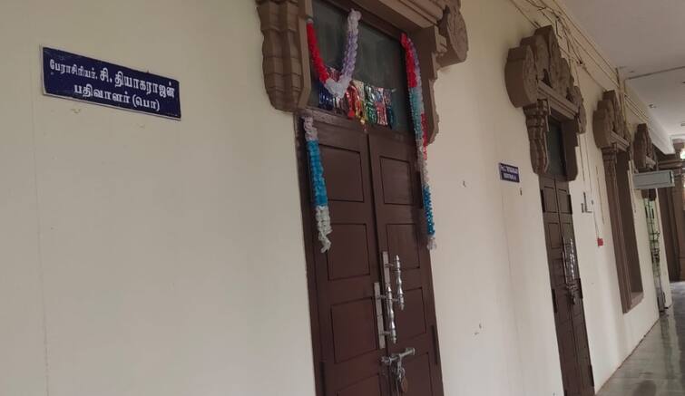 Thanjavur Tamil University Registrar room locked Police deployed tnn தஞ்சை தமிழ்ப் பல்கலை.,யில் பரபரப்பு... பூட்டப்பட்ட பதிவாளர் அறை... குவிந்த போலீஸ்