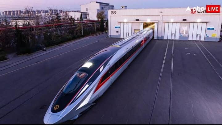 चीन की इस नई हाई-स्पीड बुलेट ट्रेन को बीजिंग में एक खास समारोह में लॉन्च किया गया. इस ट्रेन के ऑपरेटरों का मानना है कि ये जल्द ही दुनिया की सबसे तेज ट्रेन बन सकती है. CR450 को हाई स्पीड पर संचालित करने के लिए खास तकनीकी उपाय किए गए हैं जो इसे पहले से कहीं ज्यादा शक्तिशाली और तेज बनाते हैं.