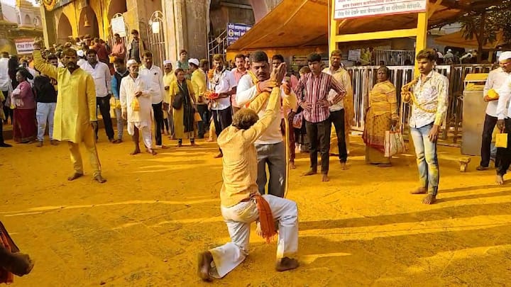 अनेक ठिकाणी तळी भरणी केली जात आहे.