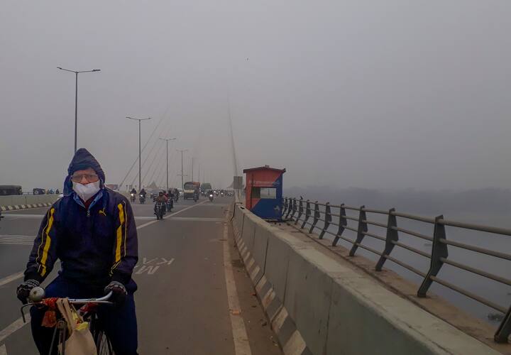 1 जनवरी: नए साल की शुरुआत के साथ न्यूनतम और अधिकतम तापमान में एक डिग्री सेल्सियस की बढ़ोतरी देखी जा सकेगी. न्यूनतम तापमान बीते दिन से बढ़कर 8 डिग्री सेल्सियस पहुंचने की उम्मीद है. वहीं, अधिकतम तापमान 19 डिग्री सेल्सियस तक अनुमान किया गया है. येलो अलर्ट आज भी जारी रहेगा हालांकि हल्के से गहरे कोहरे का अनुमान सुबह के वक्त जताया गया है.