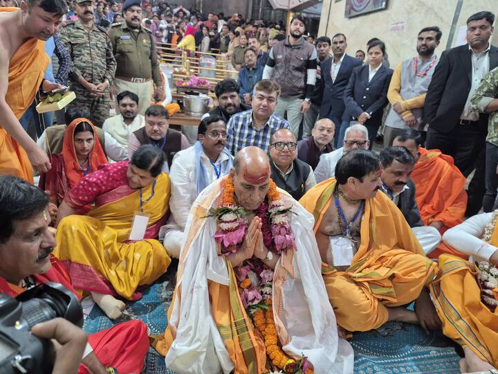 महाकालेश्वर मंदिर समिति द्वारा मंदिर आने वाले वीआईपी का परंपरागत अभिनंदन किया जाता है. केंद्रीय रक्षा मंत्री के उज्जैन में दौरे को देखते हुए शहर और मंदिर परिसर में सुरक्षा के कड़े इंतजाम किए गए थे. उज्जैन एसपी प्रदीप शर्मा ने खुद सुरक्षा इंतजामों की मॉनिटरिंग की.