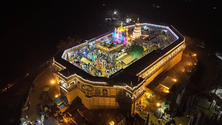 नववर्षाची सुरुवात होत असल्याने देखील खंडेरायाच्या दर्शनाला भाविकांनी गर्दी केली आहे.