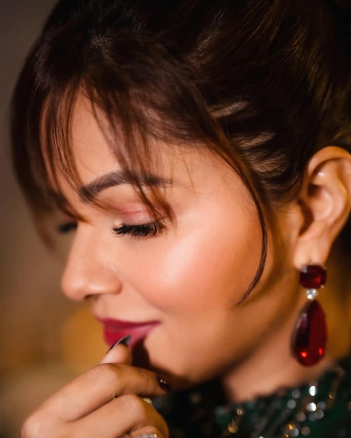 Her makeup was soft and glowing, featuring a dewy base, perfectly blended eyeshadow in neutral tones, and a hint of highlighter to accentuate her cheekbones.