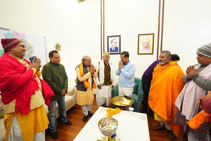 दिल्ली विधानसभा चुनाव से पहले पूर्व सीएम और आम आदमी पार्टी के राष्ट्रीय संयोजक अरविंद केजरीवाल ने बड़ा ऐलान किया. उन्होंने कहा कि अगर आप सरकार फिर सत्ता में आती है तो सरकार मंदिर के पुजारियों और गुरुद्वारों के ग्रंथियों को 18000 रुपये प्रतिमाह सम्मान राशि देगी.