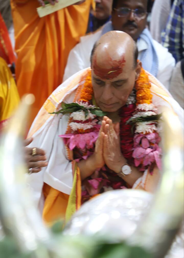 केंद्रीय मंत्री राजनाथ सिंह ने पूजा-अर्चना के बाद मीडिया से बातचीत भी की. उन्होंने कहा कि लंबे समय से इच्छा थी कि वे भगवान महाकाल का आशीर्वाद ले. आज उनकी इच्छा पूरी हुई है. उन्होंने कहा कि मेरा जीवन धन्य हो गया है, इसके बाद वे मंदिर से रवाना हो गए.