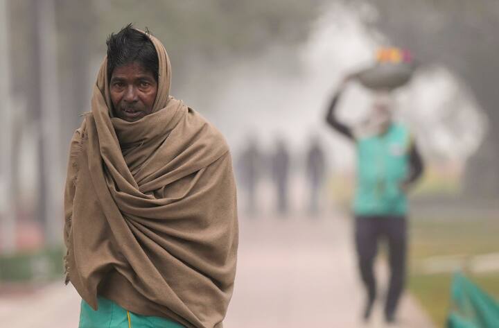 2 जनवरी: न्यूनतम और अधिकतम तापमान में इस दिन भी बढ़ोतरी देखी जा सकती है. न्यूनतम तापमान 9 डिग्री सेल्सियस तक पहुंच सकता है. अधिकतम तापमान 20 डिग्री सेल्सियस पहुंचने का अनुमान है. आसमान साफ होने का अंदेशा लगाया गया है लेकिन सुबह और शाम के वक्त कुछ इलाकों में गहरा कोहरा हो सकता है.