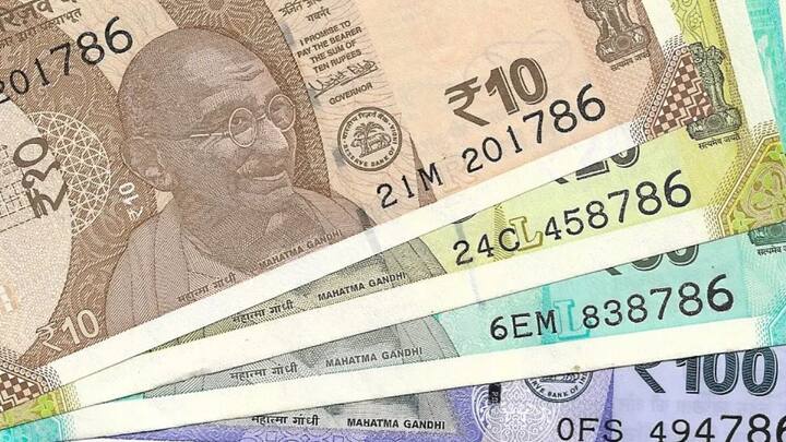 नमो भारत ट्रेन के किराए की बात की जाए तो आनंद विहार से मेरठ तक जाने वाले पैसेंजर्स को  स्टैंडर्ड क्लास में सफर करने के लिए 130 रुपये चुकाने होंगे. तो वहीं प्रीमियम क्लास के यात्रियों को किराए को तौर पर 195 रुपये चुकाने होंगे.