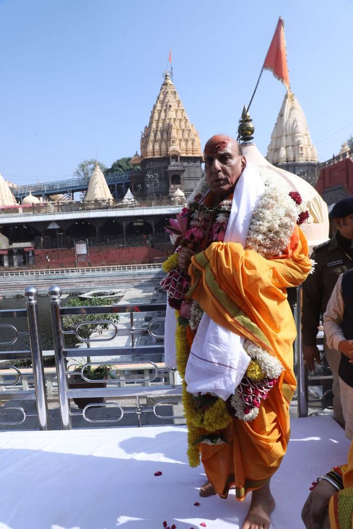 पूजा-अर्चना के बाद जब केंद्रीय मंत्री राजनाथ सिंह नंदी हाल में पहुंचे तो वहां महाकालेश्वर मंदिर समिति के अध्यक्ष और उज्जैन कलेक्टर नीरज कुमार सिंह ने उनका अभिनंदन किया.