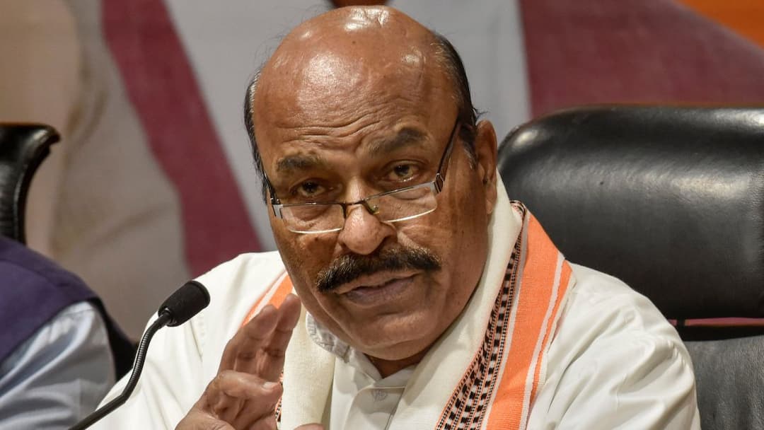 MP News Union Minister Virendra Kumar Warns Against Touching Feet No Work Will Be Entertained Union Minister Gives Out Stern Warning For Touching Feet:' No Work Will Be Entertained'