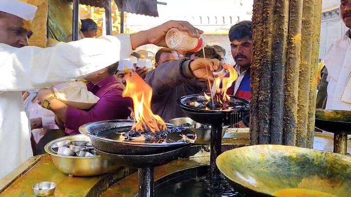 यळकोट यळकोटचा गजर करत भंडाऱ्याची उधळण करत लाखो भाविक खंडेरायाच्या जेजुरीत (Jejuri Khandoba Yatra) दाखल झाले आहेत.