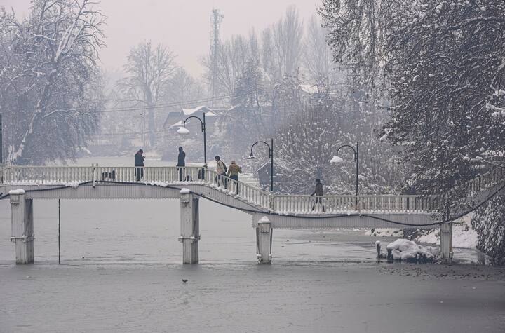 ‘चिल्ला-ए-कलां’ अगले साल 30 जनवरी को खत्म हो जाएगा, लेकिन शीतलहर जारी रहेगी. 40 दिनों के बाद 20 दिवसीय ‘चिल्ला-ए-खुर्द’ और 10 दिन का ‘चिल्ला-ए-बच्चा’ भी होगा जब घाटी में ठंड में धीरे-धीरे कमी आएगी.