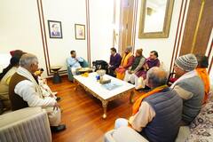 अरविंद केजरीवाल से मिले मंदिर के पुजारी, सम्मान राशि को लेकर किया धन्यवाद