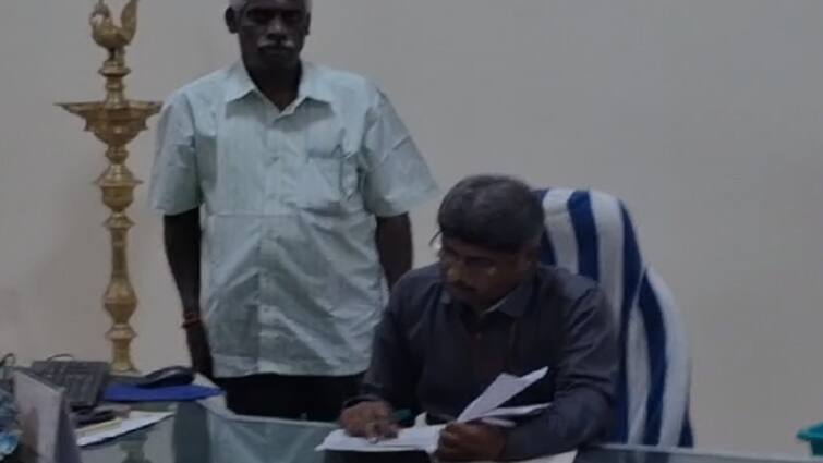 Thanjavur Tamil university issue tense situation that happened for 3 hours tnn 3 மணிநேரமாக நடந்த பதற்ற சூழ்நிலை... போலீசார் குவிப்பு: தமிழ்ப் பல்கலையில் நடந்தது என்ன?