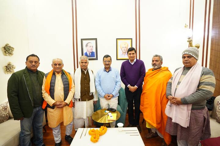 पुजारियों को 18000 रुपये की घोषणा के बाद पुजारी अरविंद केजरीवाल का धन्यवाद करने उनके आवास पहुंचे.