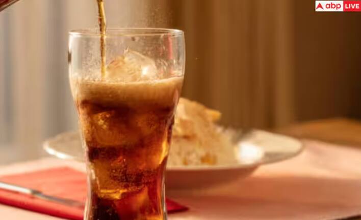 ਮਿੱਠਾ ਸੋਡਾ ਬਿਨਾਂ ਸ਼ੱਕ ਤੋਂ ਇੱਕ ਮਸ਼ਹੂਰ ਭੋਜਨ ਜੋੜੀ ਹੈ, ਨਾਲ ਹੀ ਨਮਕੀਨ ਮੁੱਖ ਭੋਜਨ ਵੀ, ਭੋਜਨ ਦੇ ਨਾਲ ਸੋਡਾ ਪੀਣਾ ਇੱਕ ਆਮ ਗੱਲ ਹੈ। ਚਾਹੇ ਉਹ ਛੇਤੀ ਬਣਨ ਵਾਲਾ ਲੰਚ ਹੋਵੇ ਜਾਂ ਸ਼ਾਨਦਾਰ ਡੀਨਰ, ਫਿਜ਼ੀ ਡ੍ਰਿੰਕ ਅਕਸਰ ਇੱਕ ਵਧੀਆ ਜੋੜੀ ਲੱਗਦੀ ਹੈ। ਪਰ, ਭਾਵੇਂ ਤੁਸੀਂ ਠੰਡ ਅਤੇ ਫਿਜ਼ੀ ਦਾ ਮਜ਼ਾ ਲਓ ਲੈਂਦੇ ਹੋ ਪਰ ਖੋਜ ਚੇਤਾਵਨੀ ਦਿੰਦੀ ਹੈ ਕਿ ਇਹ ਤੁਹਾਡੇ ਦਿਲ ਦੀ ਸਿਹਤ ਨੂੰ ਨੁਕਸਾਨ ਪਹੁੰਚਾ ਸਕਦੀ ਹੈ। ਫਰੰਟੀਅਰਜ਼ ਇਨ ਪਬਲਿਕ ਹੈਲਥ ਵਿੱਚ ਪ੍ਰਕਾਸ਼ਿਤ ਤਾਜ਼ਾ ਖੋਜਾਂ ਨੇ ਖਾਣੇ ਦੇ ਦੌਰਾਨ ਮਿੱਠੇ ਪੀਣ ਵਾਲੇ ਪਦਾਰਥਾਂ ਦੀ ਖਪਤ ਅਤੇ ਸਟ੍ਰੋਕ ਅਤੇ ਦਿਲ ਦੀ ਅਸਫਲਤਾ ਸਮੇਤ ਗੰਭੀਰ ਕਾਰਡੀਓਵੈਸਕੁਲਰ ਬਿਮਾਰੀਆਂ (CVD) ਦੇ ਵਧੇ ਹੋਏ ਜੋਖਮ ਦੇ ਵਿਚਕਾਰ ਹੈਰਾਨ ਕਰਨ ਵਾਲੇ ਸਬੰਧਾਂ ਨੂੰ ਉਜਾਗਰ ਕੀਤਾ ਹੈ।