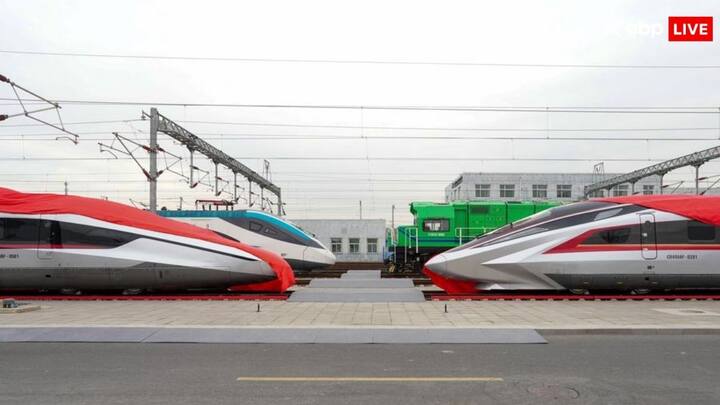 CR450 बुलेट ट्रेन की स्पीड 450 किलोमीटर प्रति घंटा तक होगी. ये स्पीड न केवल यात्रा को तेज बनाएगी बल्कि ये चीन के रेलवे नेटवर्क का नया मापदंड भी स्थापित करेगी. विदेशी मीडिया के अनुसार ये ट्रेन लंबी दूरी तय करने में सक्षम होगी जिससे यात्रियों को सफर में समय की बचत होगी.