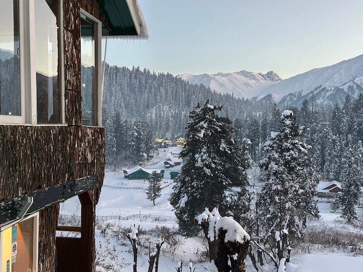 मौसम विभाग ने बताया कि उत्तरी कश्मीर में ‘स्कीइंग’ गतिविधियों के लिए प्रसिद्ध पर्यटन स्थल गुलमर्ग में न्यूनतम तापमान शून्य से 10 डिग्री सेल्सियस नीचे दर्ज किया गया, जो पिछली रात की तुलना में दो डिग्री कम है.