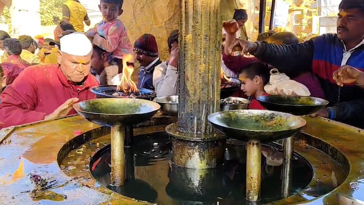 भाविक भक्तिमय वातावरणात नवीन वर्षाचं स्वागत करत आहेत.