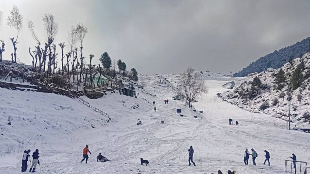Uttarakhand Weather update orange alert issued for landslides in chamoli ann उत्तराखंड: चमोली में सफेद आफत से सावधान! भारी बर्फबारी के बीच भूस्खलन का ऑरेंज अलर्ट जारी