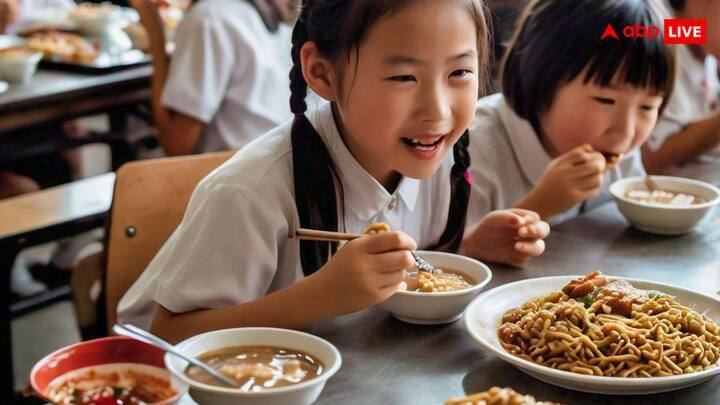 मामले को लेकर सोशल मीडिया यूजर्स का कहना है कि इस मामले की गहनता से जांच कराकर आरोपियों को कड़ी सजा दी जाए. तो कुछ यूजर्स ने कहा कि कुत्ते खाने वाले, कुत्ते का जूठा खाने से कैसे बीमार पड़ सकते हैं.