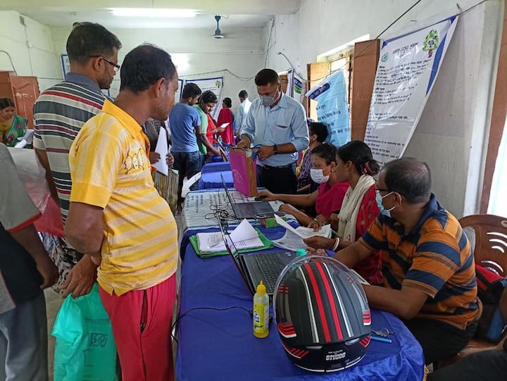 ক্যাম্প কোথায়, কবে হবে, তা নিয়ে ধোঁয়াশা এখনও যাঁদের রয়েছে , তাঁরা অনায়াসেই নিজ নিজ এলাকায় দুয়ারে সরকারের ক্যাম্পের ঠিকানা খুঁজে বের করে ফেলতে পারবেন।