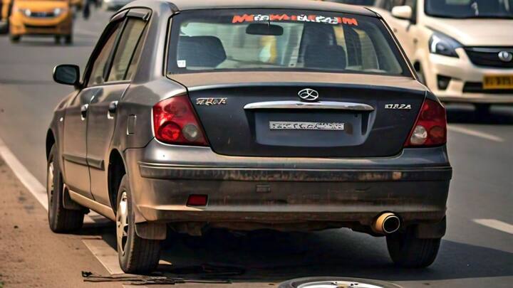 दरअसल, ये सब हुआ हाईवे पर गिरे लोहे के बोर्ड की वजह से. इस पर से जो भी वाहन गुजरा वो पंचर होता चला गया.