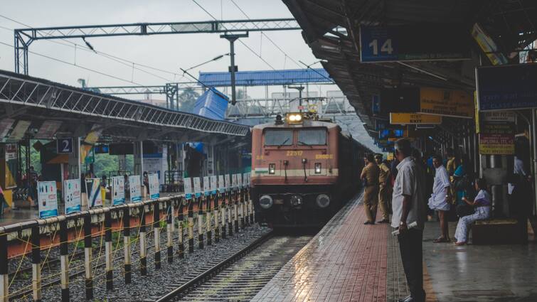 IRCTC Down Website Faces Third Outage This Month users are frustrated IRCTC एक बार फिर डाउन, टिकट बुक करने में हो रही है दिक्कत, यूजर्स परेशान