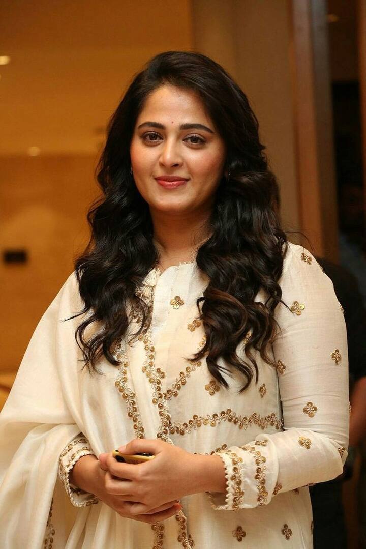 सध्या एका अभिनेत्रीच्या अफेअरच्या बातम्या समोर येत आहेत. अभिनेता प्रभाससोबत बॅक टू बॅक हिट चित्रपट देणारी अभिनेत्री अनुष्का शेट्टीच्या अफेअर क्या बातम्या सोशल मीडियावर व्हायरल होत आहेत.