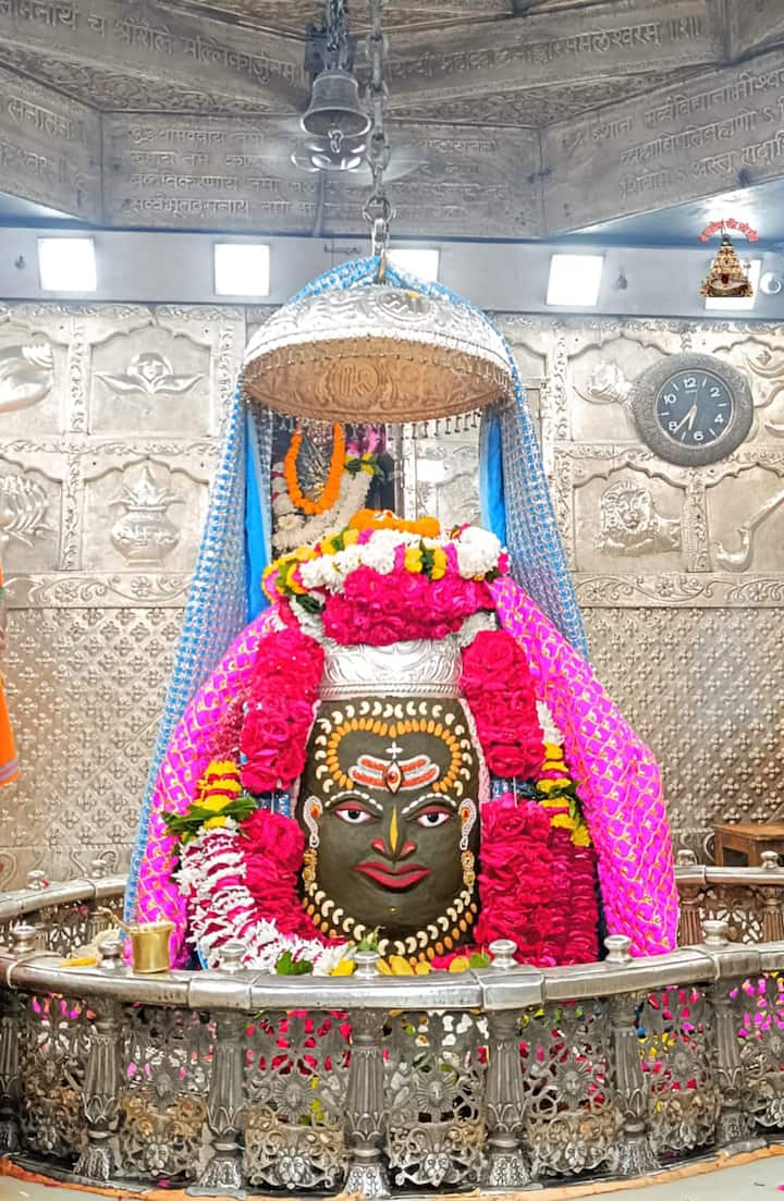 मध्य प्रदेश में दो प्रमुख ज्योतिर्लिंग हैं, जहां श्रद्धालुओं के बड़ी संख्या में पहुंचने का इतिहास है. इनमें ओंकारेश्वर ज्योतिर्लिंग और उज्जैन का महाकालेश्वर मंदिर शामिल है. इसके अलावा 17 ऐसे धार्मिक नगर हैं, जहां पर श्रद्धालु नए साल का आगाज करने के लिए पहुंचते हैं.