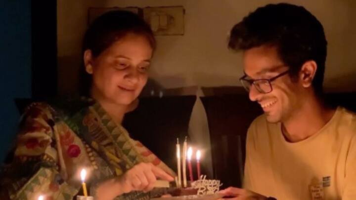 আহাদ জানিয়েছেন, মায়ের জীবনে অন্য কারও গুরুত্ব বাড়বে। কিন্তু মায়ের সুখের সামনে নিজের স্বার্থের কথা ভাবতে পারেননি তিনি।