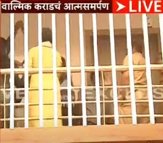 वाल्मिक कराड यांच्या समर्थकांना पोलिसांनी गेटच्या बाहेर काढले.