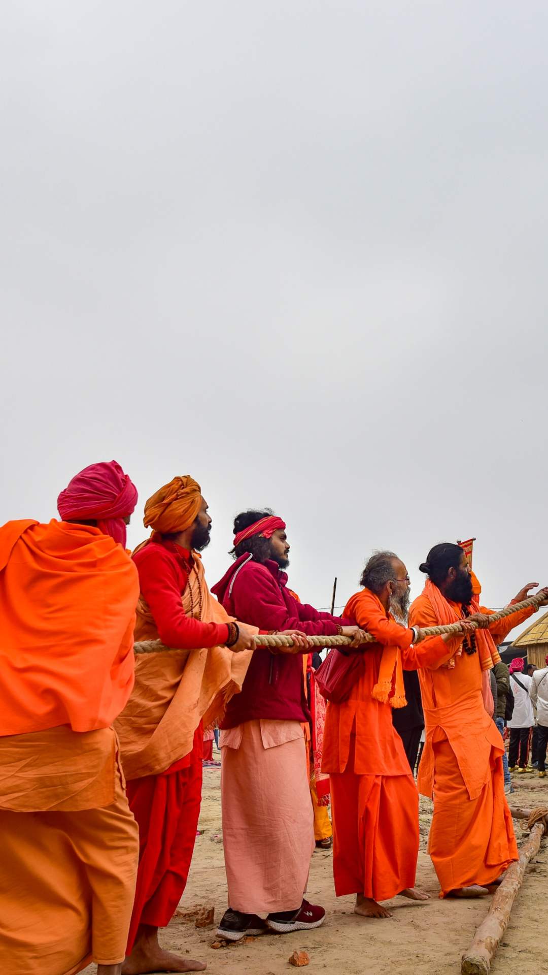 गौर करने वाली बात यह है कि इस बार के महाकुंभ से मुस्लिमों के बैन किए जाने की चर्चा हो रही है.