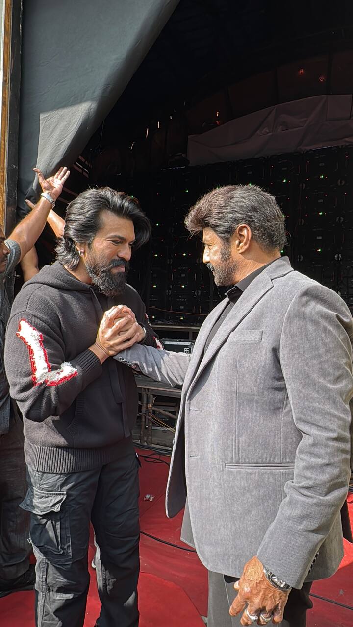 ఆల్రెడీ అన్ స్టాపబుల్ షోలో బాలకృష్ణ రామ్ చరణ్ మాట్లాడుకున్నారు..నేరుగా కాదు..ప్రభాస్ ఎపిసోడ్ లో భాగంగా ఫోన్లో మాట్లాడుకున్నారు. ఆ కొద్దిసేపు చాలా సరదాగా సాగింది. ఇప్పుడు నేరుగా బాలయ్య షోలో పార్టిసిపేట్ చేస్తున్నాడు చరణ్..