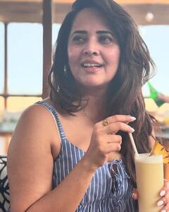Anasuya Bharadwaj : అనసూయ భరద్వాజ్ క్యూట్ ఎక్స్​ప్రెషన్స్.. న్యూ ఇయర్​ 2025 కోసం గట్టిగానే ప్లాన్ చేసిందిగా