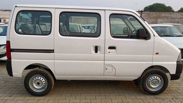 ਕੀਮਤ ਅਤੇ ਵਿਸ਼ੇਸ਼ਤਾਵਾਂ Maruti Suzuki Eeco ਦੇ ਬੇਸ ਵੇਰੀਐਂਟ ਦੀ ਕੀਮਤ 5.32 ਲੱਖ ਰੁਪਏ ਤੋਂ ਸ਼ੁਰੂ ਹੁੰਦੀ ਹੈ। ਈਕੋ ਵਿੱਚ ਤੁਹਾਨੂੰ 5 ਸੀਟਰ, 7 ਸੀਟਰ ਅਤੇ ਕਾਰਗੋ ਵਿਕਲਪ ਮਿਲਦੇ ਹਨ, ਤੁਸੀਂ ਆਪਣੀ ਜ਼ਰੂਰਤ ਅਨੁਸਾਰ ਮਾਡਲ ਚੁਣ ਸਕਦੇ ਹੋ। ਇਸ ਦਾ ਡਿਜ਼ਾਈਨ ਬਾਕਸੀ ਹੈ ਪਰ ਅੰਦਰ ਸਪੇਸ ਕਾਫੀ ਵਧੀਆ ਹੈ। ਪਰ ਇਸ ਵਿੱਚ ਤੁਹਾਨੂੰ ਗੁਣਵੱਤਾ ਨਾਲ ਸਮਝੌਤਾ ਕਰਨਾ ਪੈ ਸਕਦਾ ਹੈ। ਇਸ ਵਿੱਚ ਕੋਈ ਸੁਰੱਖਿਆ ਨਹੀਂ ਹੈ। ਈਕੋ ਦੀ ਵਰਤੋਂ ਨਿੱਜੀ ਅਤੇ ਵਪਾਰਕ ਉਦੇਸ਼ਾਂ ਲਈ ਵਿਆਪਕ ਤੌਰ 'ਤੇ ਕੀਤੀ ਜਾਂਦੀ ਹੈ। Eeco ਵਿੱਚ 11 ਤੋਂ ਵੱਧ ਸੁਰੱਖਿਆ ਵਿਸ਼ੇਸ਼ਤਾਵਾਂ ਉਪਲਬਧ ਹਨ, ਜਿਨ੍ਹਾਂ ਵਿੱਚ ਚਾਈਲਡ ਲਾਕ, ਸਲਾਈਡਿੰਗ ਦਰਵਾਜ਼ੇ, ਐਂਟੀ-ਲਾਕ ਬ੍ਰੇਕਿੰਗ ਸਿਸਟਮ ਦੇ ਨਾਲ EBD, ਡਰਾਈਵਰ ਅਤੇ ਯਾਤਰੀ ਸਾਈਡ ਏਅਰਬੈਗ ਅਤੇ ਰਿਵਰਸ ਪਾਰਕਿੰਗ ਸੈਂਸਰ ਵਰਗੇ ਫੀਚਰਸ ਖਾਸ ਹਨ।