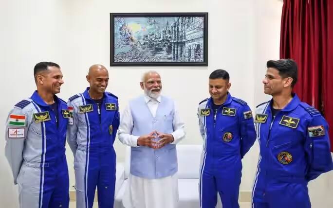 पीएम मोदी ने गगनयान मिशन के लिए नामित भारतीय अंतरिक्ष यात्रियों से मुलाकात की.