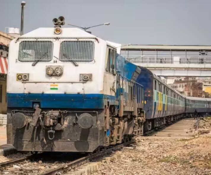 ਇੱਕ ਇਲੈਕਟ੍ਰਿਕ ਇੰਜਣ ਨੂੰ ਚਲਾਉਣ ਲਈ 25 ਹਜ਼ਾਰ ਵੋਲਟੇਜ ਦੀ ਲੋੜ ਹੁੰਦੀ ਹੈ, ਜੋ ਪਾਵਰ ਗਰਿੱਡ ਤੋਂ ਸਿੱਧੇ ਇੰਜਣ ਨੂੰ ਸਪਲਾਈ ਕੀਤੀ ਜਾਂਦੀ ਹੈ। ਕਿਸੇ ਵੀ ਇਲੈਕਟ੍ਰਿਕ ਟਰੇਨ ਵਿੱਚ ਦੋ ਤਰ੍ਹਾਂ ਦੇ ਪੈਂਟੋਗ੍ਰਾਫ ਦੀ ਵਰਤੋਂ ਕੀਤੀ ਜਾਂਦੀ ਹੈ। ਇਸ ਵਿੱਚ ਡਬਲ ਡੈਕਰ ਯਾਤਰੀਆਂ ਲਈ WBL ਦੀ ਵਰਤੋਂ ਕੀਤੀ ਜਾਂਦੀ ਹੈ, ਜਦੋਂ ਕਿ ਆਮ ਰੇਲ ਗੱਡੀਆਂ ਲਈ ਹਾਈ ਸਪੀਡ ਪੈਂਟੋਗ੍ਰਾਫ ਦੀ ਵਰਤੋਂ ਕੀਤੀ ਜਾਂਦੀ ਹੈ।