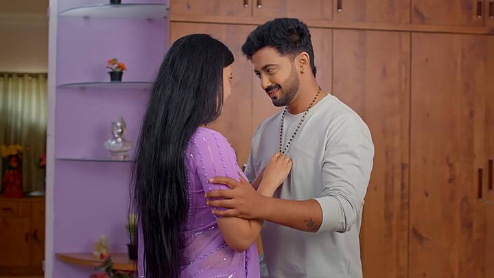 నేను MLA అవుతానంటే మీ బాపూనే ఏమనడం లేదు..నీకేంటి ప్రాబ్లెమ్ అంటుంది. మా బాపూ మంచోడు కాబట్టి నీ ఆటలు సాగుతున్నాయ్ అంటాడు. నువ్వూ అదే చేయి..నేను గెలుస్తానని భయమా అంటుంది...అటకపై బాక్స్ తీసుకోవడం చేతకాదు MLA అవుతాదంట అంటూ ఫైర్ అవుతాడు