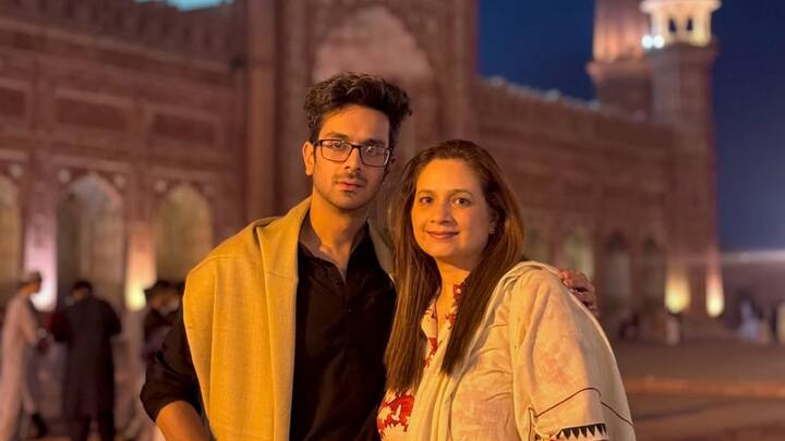 সচরাচর না ঘটলেও, সন্তান দাঁড়িয়ে থেকে মা-বাবার বিয়ে দিচ্ছেন, এমন খবর আগেও সামনে এসেছে। কিন্তু মায়ের বিয়ে নিয়ে পাকিস্তানের ওই যুবকের সোশ্যাল মিডিয়া পোস্ট নজর কেড়েছে সকলের।