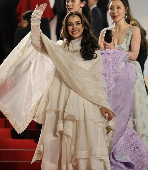 Singer Sunanda Sharma created history with her simple yet elegant ivory-coloured salwar kameez look, making her look royal.
