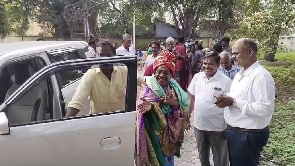 Sanitary Worker Retirement Celebration: பணி ஓய்வு பெற்ற தூய்மை பணியாளருக்கு மகுடம் சூட்டி பிரியாவிடை கொடுத்த அதிகாரிகள்